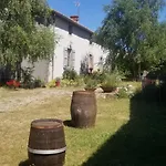 Et Dans Un Lieu Calme Et Champetre Les Grippeaux Proche Parthenay Homestay