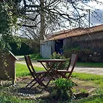 Et Dans Un Lieu Calme Et Champetre Les Grippeaux Proche Parthenay Homestay *