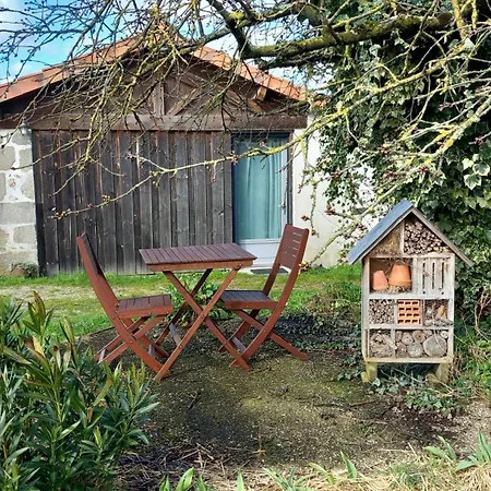 Et Dans Un Lieu Calme Et Champetre Les Grippeaux Proche Parthenay Homestay Gourge